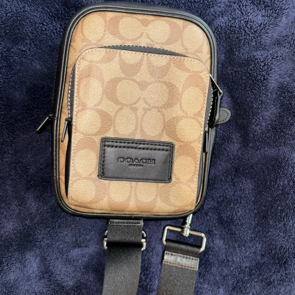 Coach Signature Men’s Bag - Picture 2 of 3